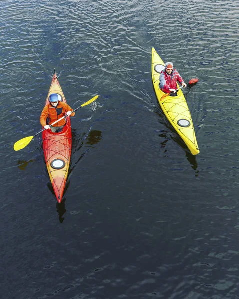 A couple kayaking on Crescent Lake in Olympic Park, USA — Stock Photo, Image