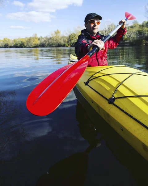 Un couple en kayak sur le lac Crescent dans le parc olympique, États-Unis . — Photo