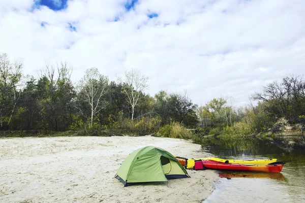 Un couple en kayak sur le lac Crescent dans le parc olympique, États-Unis . — Photo