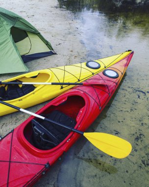 Bir Kayık gezisine nehrin yanında.