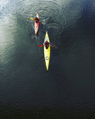 Bir Kayık gezisine nehrin yanında.