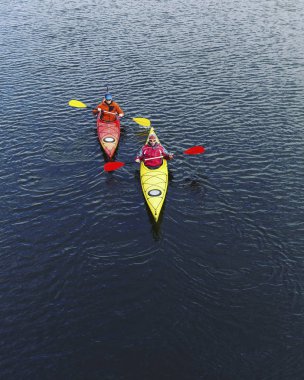 Bir Kayık gezisine nehrin yanında.