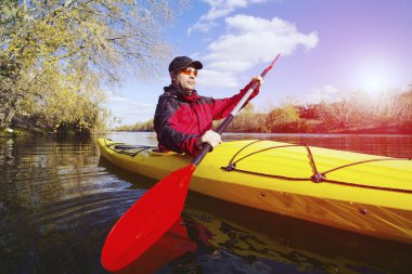 Bir Kayık gezisine nehrin yanında.