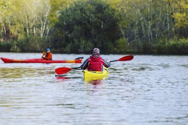 Bir Kayık gezisine nehrin yanında.