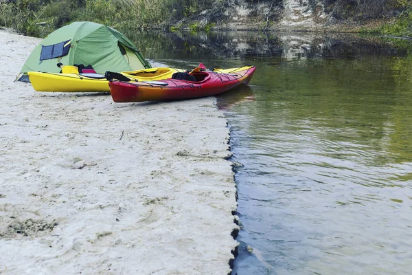 Un viaggio lungo il fiume in kayak . — Foto Stock