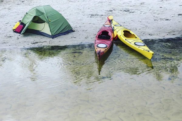 Un viaje por el río en un kayak . — Foto de Stock