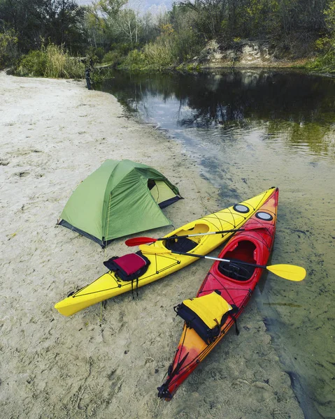 Eine Fahrt auf dem Fluss mit dem Kajak. — Stockfoto