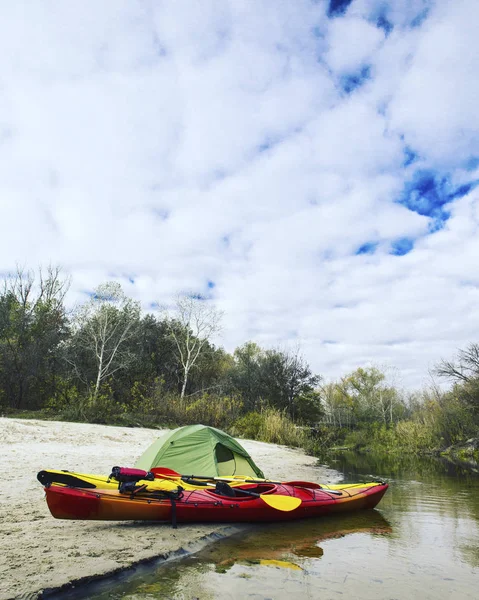 Eine Fahrt auf dem Fluss mit dem Kajak. — Stockfoto