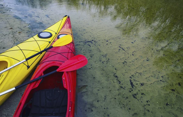 Un viaje por el río en un kayak . — Foto de Stock