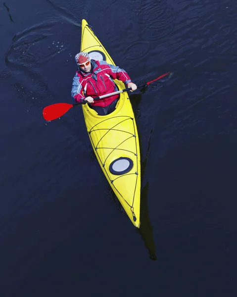 Eine Fahrt auf dem Fluss mit dem Kajak. — Stockfoto