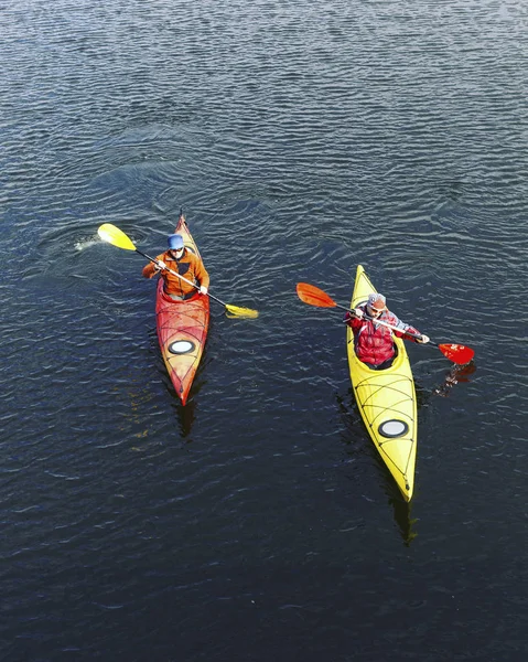 Un viaje por el río en un kayak . —  Fotos de Stock