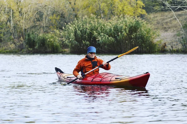 Un viaje por el río en un kayak . —  Fotos de Stock