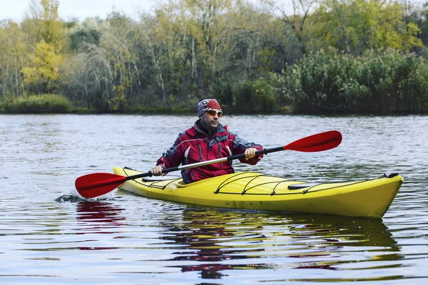 Une excursion au bord de la rivière en kayak . — Photo