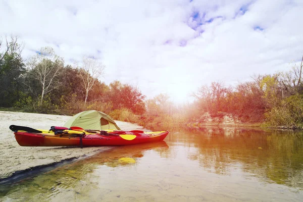 Un viaggio lungo il fiume in kayak . — Foto Stock
