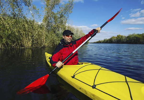 Une excursion au bord de la rivière en kayak . — Photo