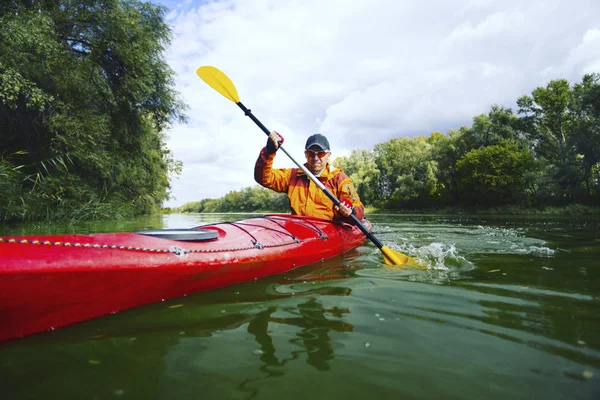 Eine Fahrt auf dem Fluss mit dem Kajak. — Stockfoto