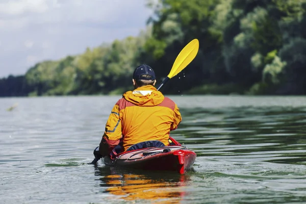 Egy utazás a folyón a kajak. — Stock Fotó