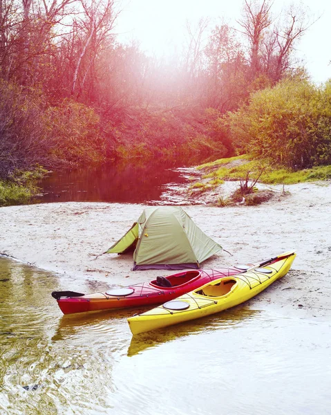Egy utazás a folyón a kajak. — Stock Fotó