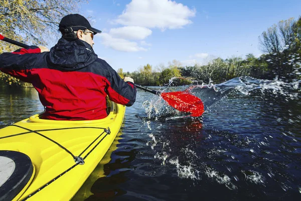 En resa vid floden i en kajak. — Stockfoto