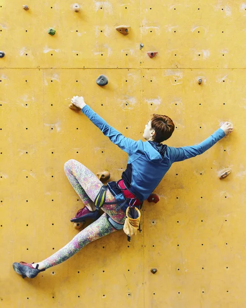 El escalador entrena en el simulador . — Foto de Stock