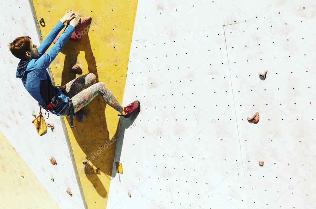 The climber trains on the simulator.