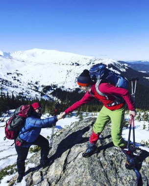 Dağlarda kar ayakkabıları bir sırt çantası ile hiking kış ve 