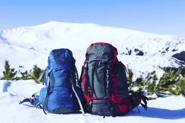 Dağlarda kar ayakkabıları bir sırt çantası ile hiking kış ve 