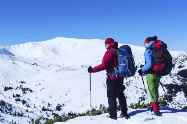 Dağlarda kar ayakkabıları bir sırt çantası ile hiking kış ve 