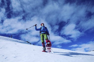 Dağlarda kar ayakkabıları bir sırt çantası ile hiking kış ve 
