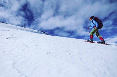 Dağlarda kar ayakkabıları bir sırt çantası ile hiking kış ve 