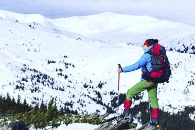 Dağlarda kar ayakkabıları bir sırt çantası ile hiking kış ve 