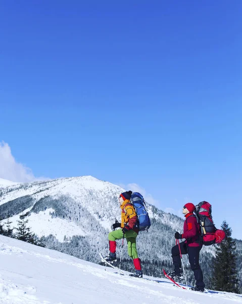 冬のバックパックをスノーシューで山でのハイキング、 — ストック写真