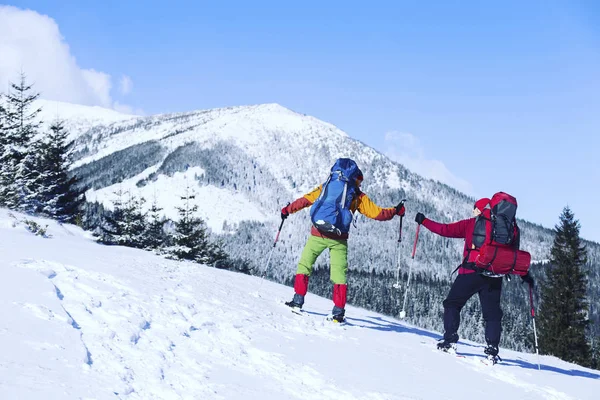 冬のバックパックをスノーシューで山でのハイキング、 — ストック写真