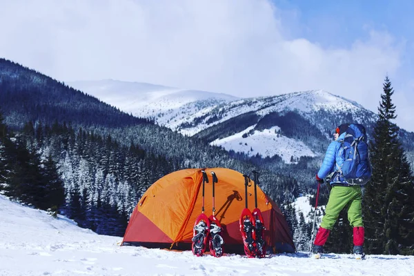 Téli túrázás a hegyekben a hótalp a egy hátizsák és — Stock Fotó