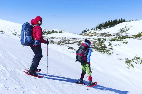 Escursioni invernali in montagna con le ciaspole con zaino e — Foto Stock