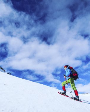 Dağlarda kar ayakkabıları bir sırt çantası ile hiking kış ve 
