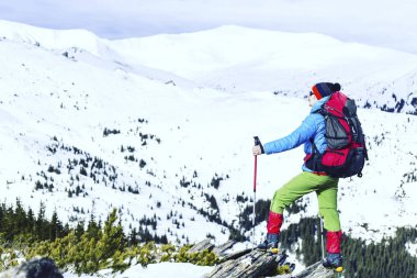 Dağlarda kar ayakkabıları bir sırt çantası ile hiking kış ve 