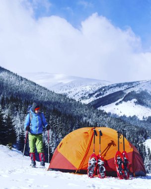 Dağlarda kar ayakkabıları bir sırt çantası ile hiking kış ve 