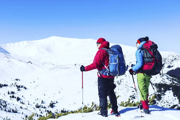 Escursioni invernali in montagna con le ciaspole con zaino e — Foto Stock