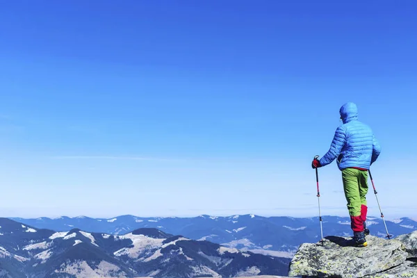 Senderismo de invierno en las montañas en raquetas de nieve con una mochila y — Foto de Stock