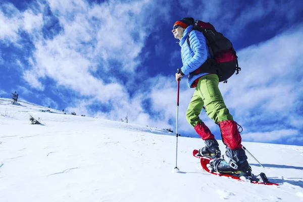 Зимові походи в гори на снігоступах з рюкзаком і — стокове фото