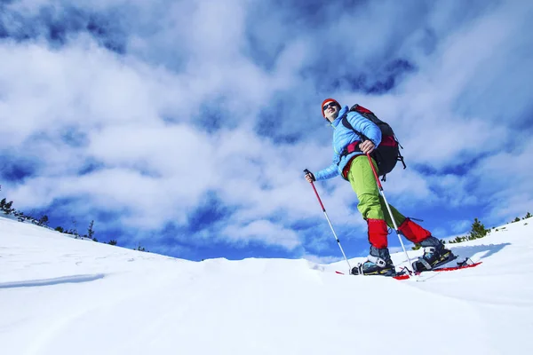 Winter in de bergen te wandelen op sneeuwschoenen met een rugzak en — Stockfoto