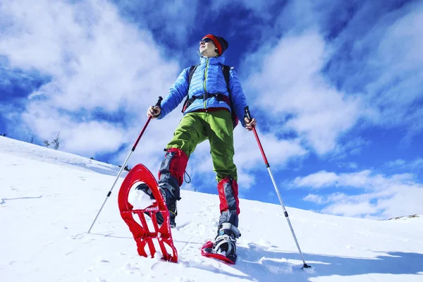 Randonnée hivernale en montagne en raquettes avec sac à dos et — Photo