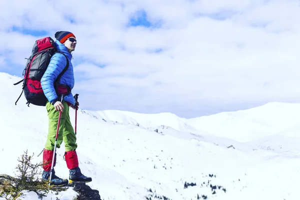 Senderismo de invierno en las montañas en raquetas de nieve con una mochila y — Foto de Stock