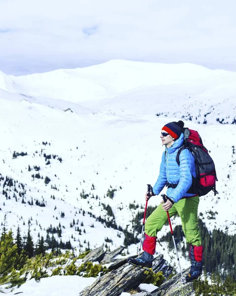 Dağlarda kar ayakkabıları bir sırt çantası ile hiking kış ve — Stok fotoğraf