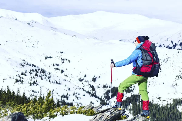 Winterwandern in den Bergen auf Schneeschuhen mit Rucksack und — Stockfoto