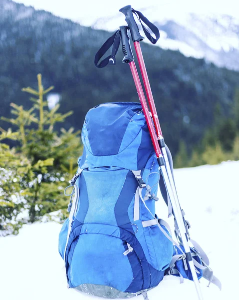 在山中徒步旅行背包与雪的冬天， — 图库照片