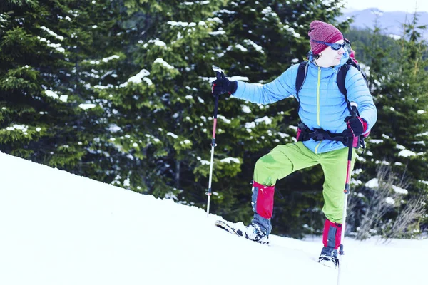 Zimní turistika v horách na sněžnicích s batohem a — Stock fotografie