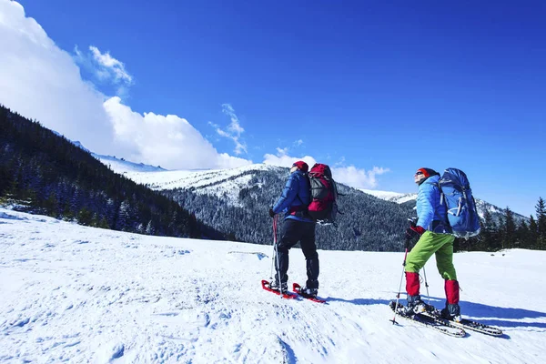 Randonnée hivernale en montagne en raquettes avec sac à dos et — Photo