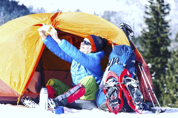 冬のバックパックをスノーシューで山でのハイキング、 — ストック写真